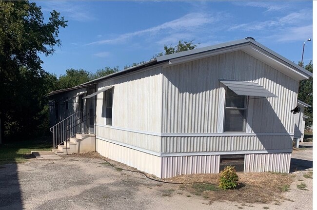 Building Photo - 300 Murls Lake Rd