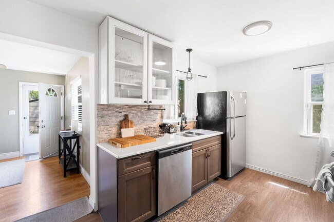 Foto del edificio - 3BD, 1BA Edgewater Home with Lard Back Yard and 2-Car Garage