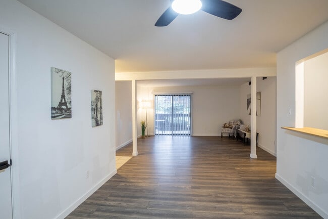 Building Photo - 800 Brook Dr