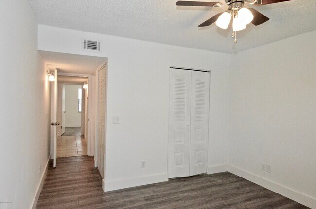 Building Photo - 650 W Pope Rd