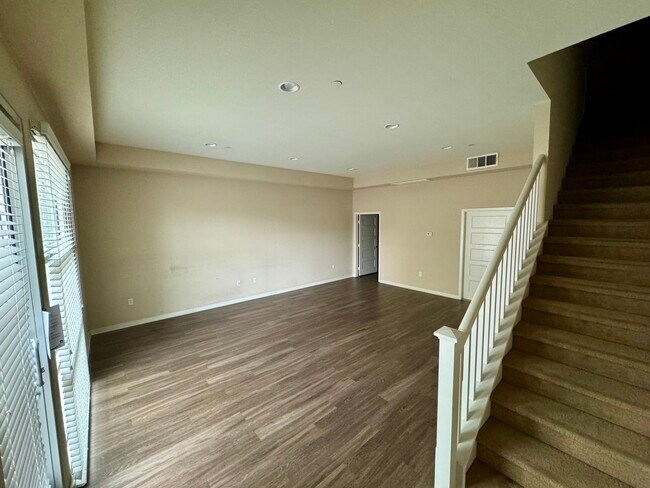 Entry - 1504 W Artesia Sq
