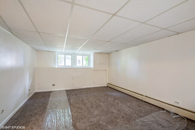 Building Photo - 5442 N Ludlam Ave
