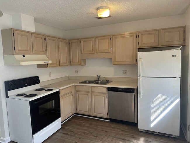 Building Photo - 1571 Coombs Dr