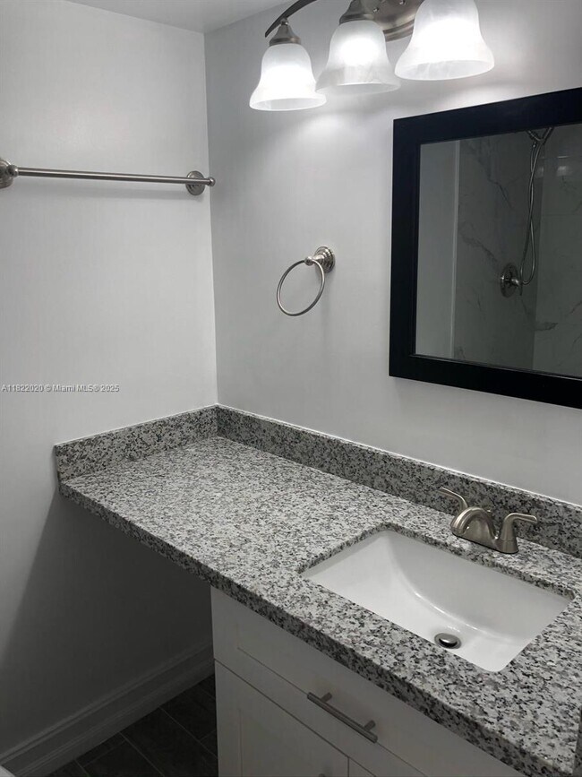 Foto del edificio - 8550 N Sherman Cir