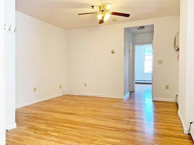 Building Photo - 711 Willow Ave