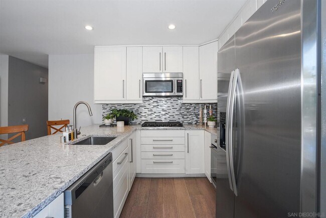 Building Photo - Fully Remodeled 3 bedroom Townhome with 2 ...