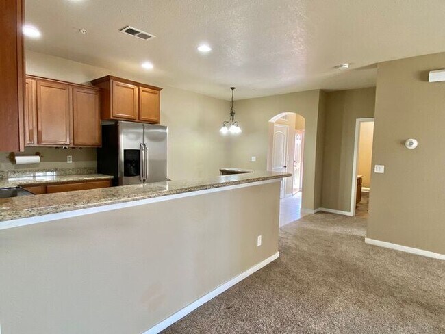 Building Photo - Fantastic 2 Bed, 2 Bath Condo With Detache...