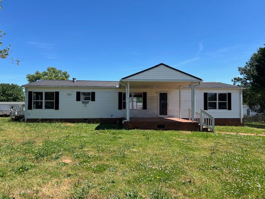 Foto principal - Beautiful 4 bed/2 bath with large yard