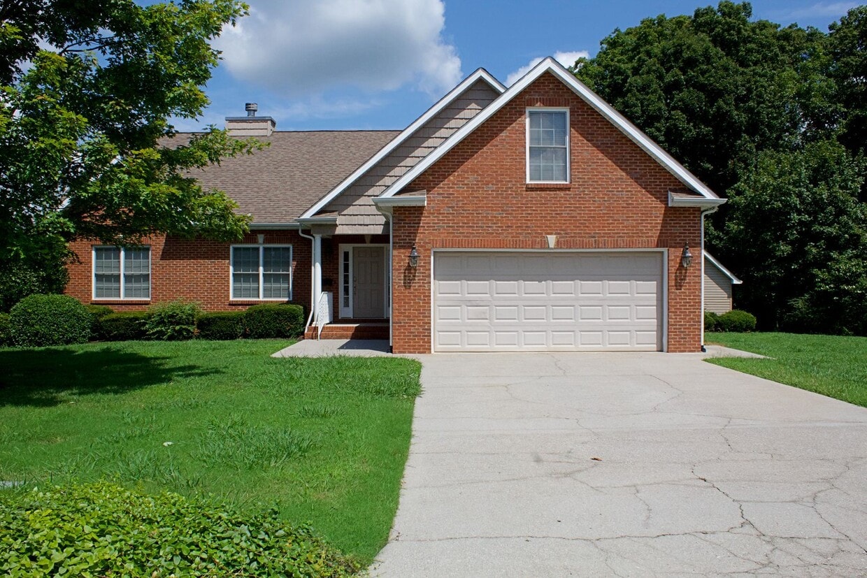 Foto principal - For Rent - Charming 3BR/2BA Home in Macken...