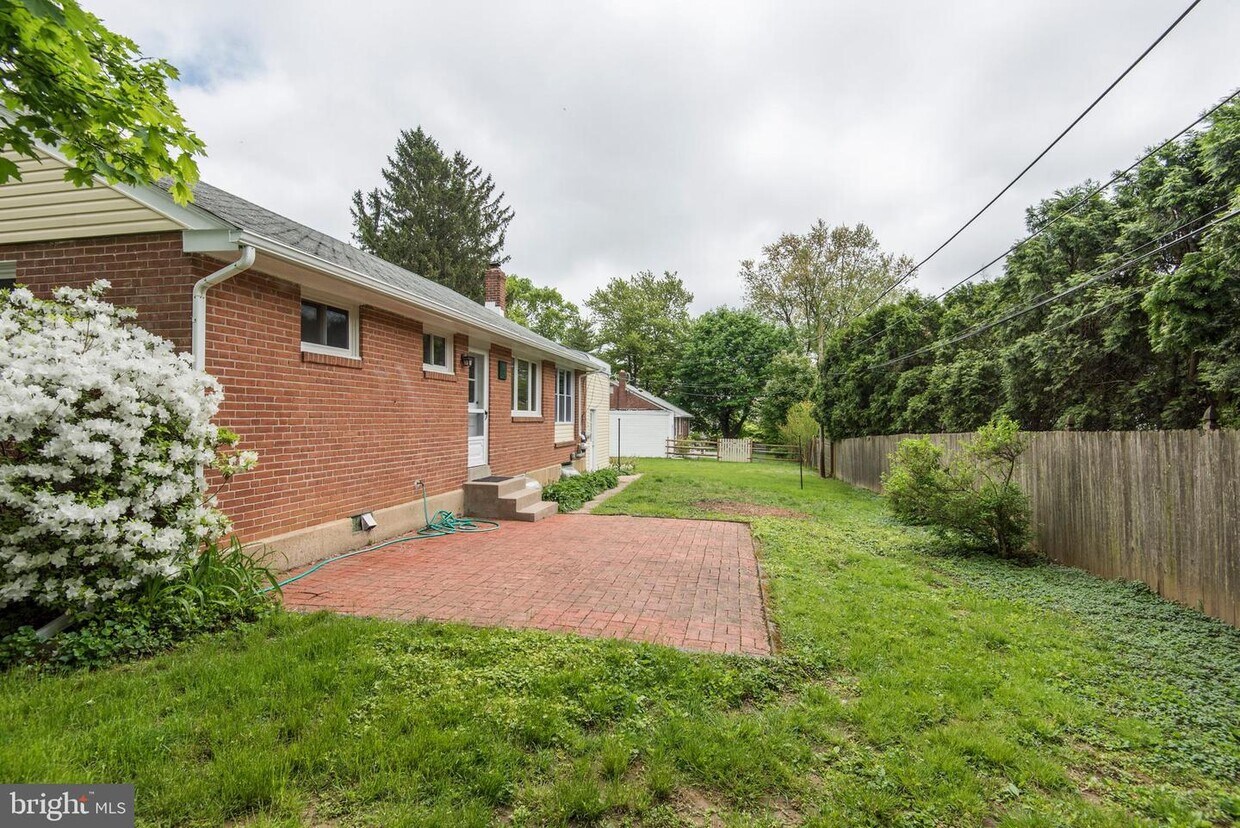 Primary Photo - 148 S Cedar Hollow Rd