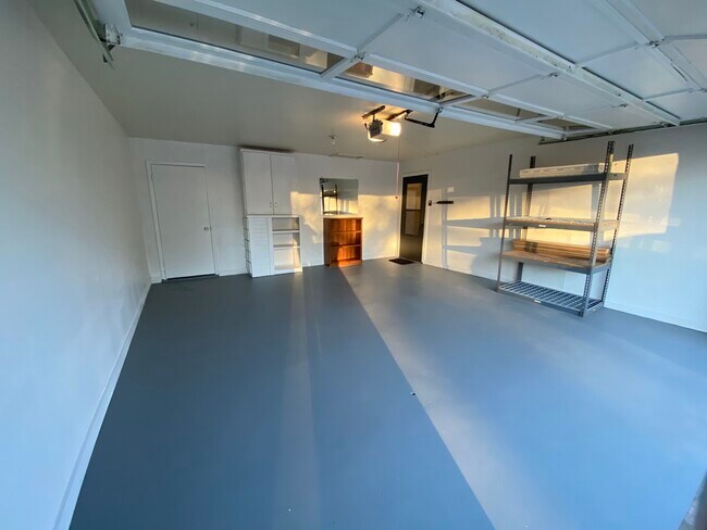 Building Photo - 1213 Crestview Dr