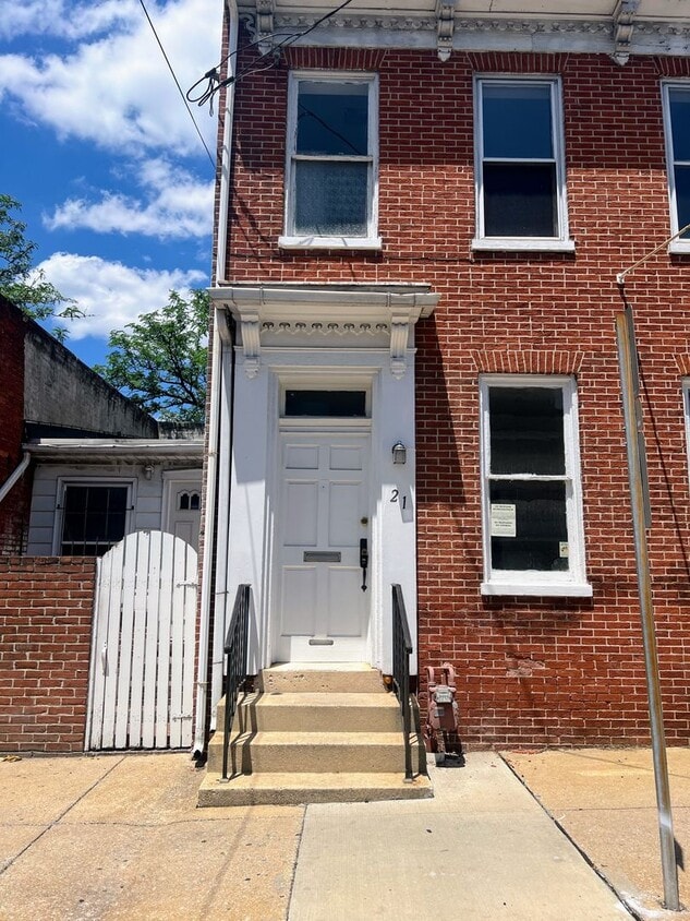 Primary Photo - Cozy 2 Bedroom House with Fenced Courtyard...
