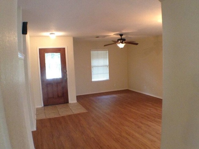 Building Photo - 105 Woodstone Pt
