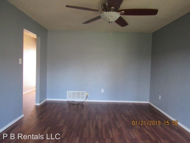 Building Photo - 3 br, 2 bath House - 804 SE Brigadoon Way