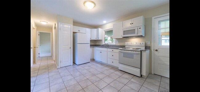 Building Photo - 11 Deer Path Dr