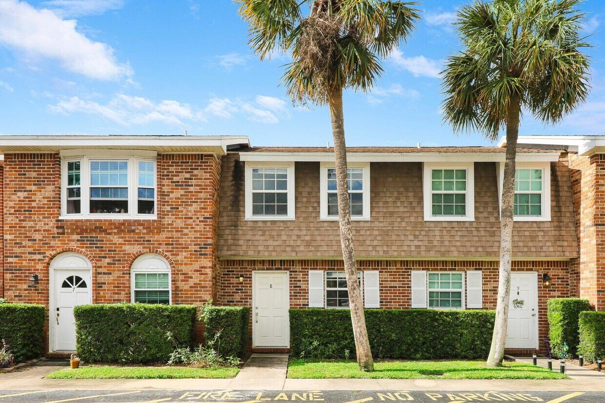 Foto principal - 415 N Cypress Dr