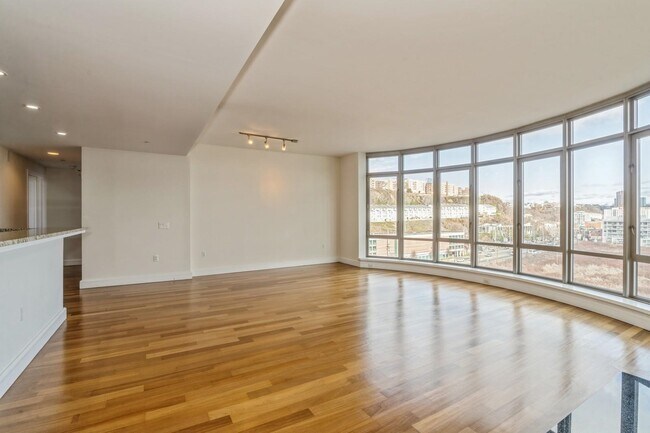 Foto del edificio - 8100 River Rd