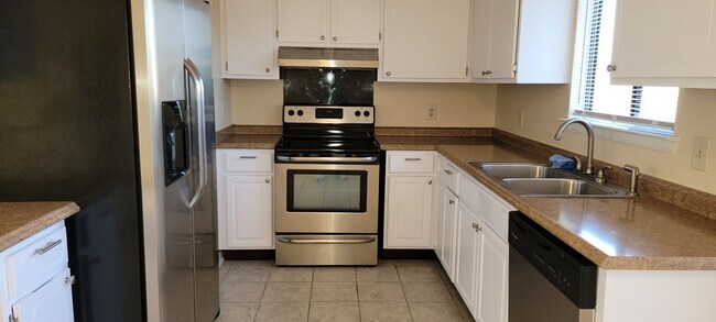 Foto del edificio - Charming 3Bed/2Ba Home, Conveniently Located in Lynn Haven! *1/2 OFF Security Deposit for Active-...
