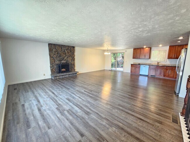 Building Photo - $2,700 – Spacious 4 Bed / 2 Bath Home in S...
