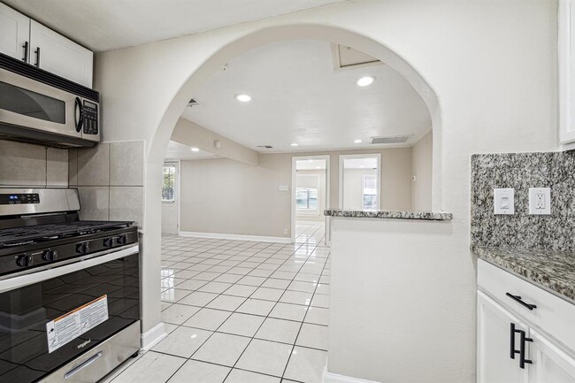 Building Photo - 218 E Fayle Ave
