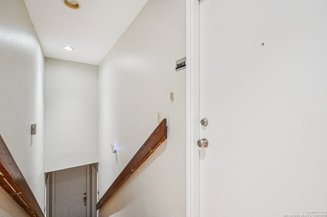 Foto del edificio - 10609 Starcrest Dr