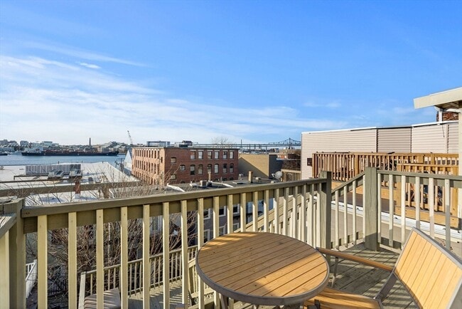 Building Photo - 294 Meridian St