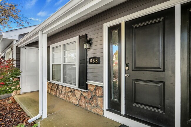 Foto del edificio - 658 White Ct