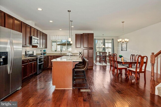 Foto del edificio - 944 Basswood Dr