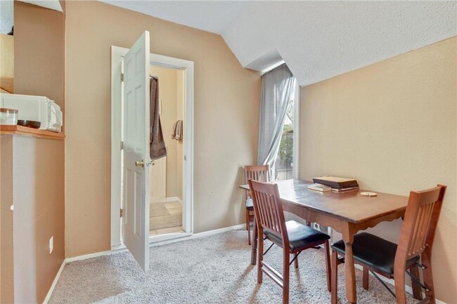 sitting area/bathroom - 1010 22nd Ave NE