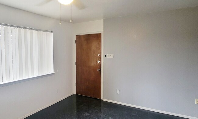 Building Photo - 816 Ortiz Dr SE