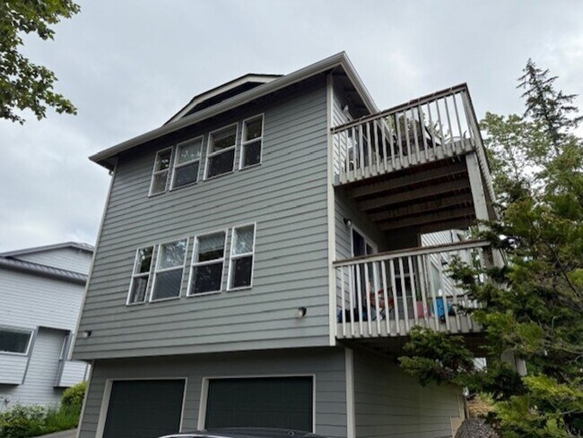 Building Photo - 811 Blueberry Ln
