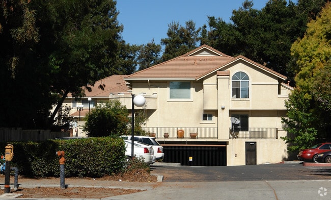 Building Photo - 140-182 E Lewelling Blvd