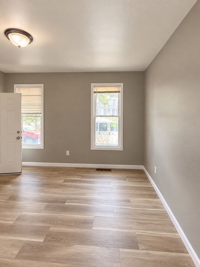 Building Photo - 702 5th Ave