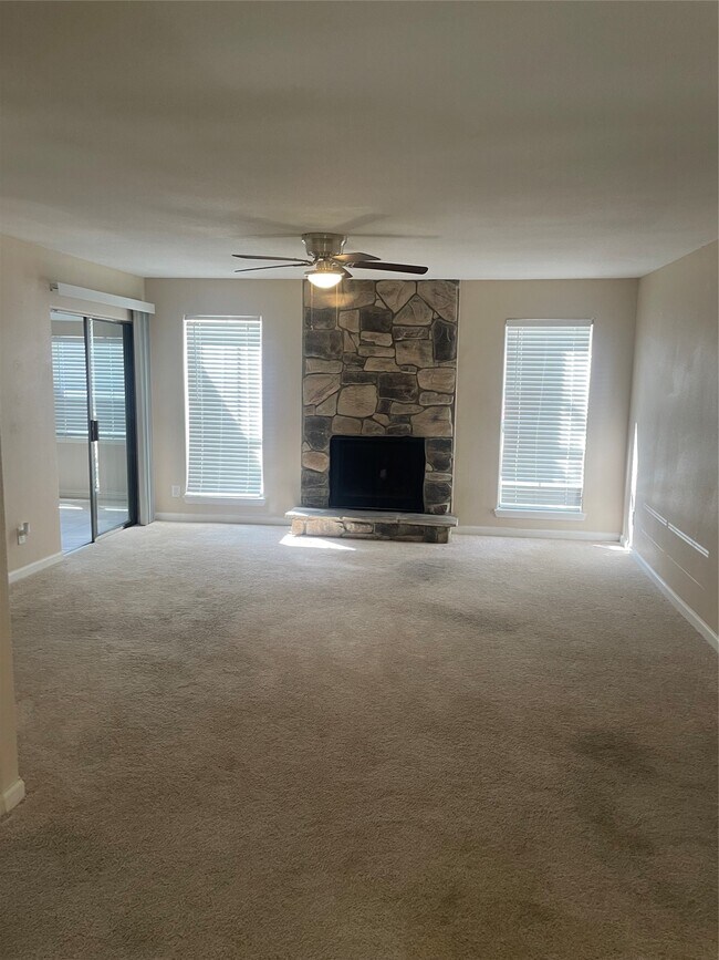Building Photo - 17401 Red Oak Dr