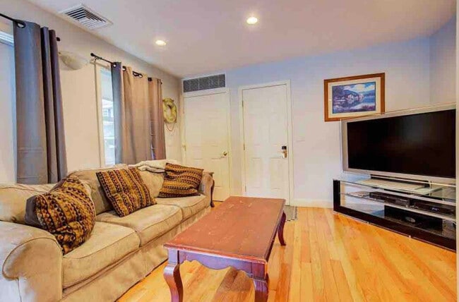 Living room - 18 Lake Shore Dr