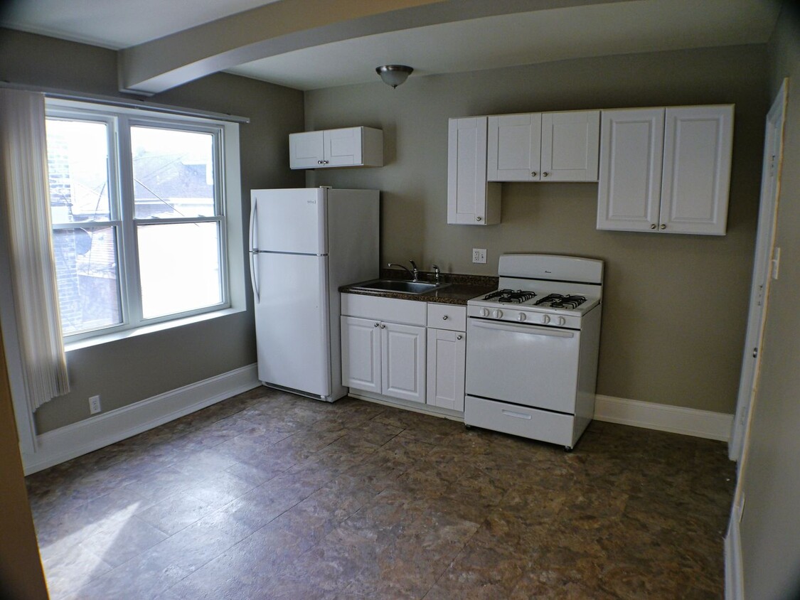 Building Photo - 1349 W 81st St