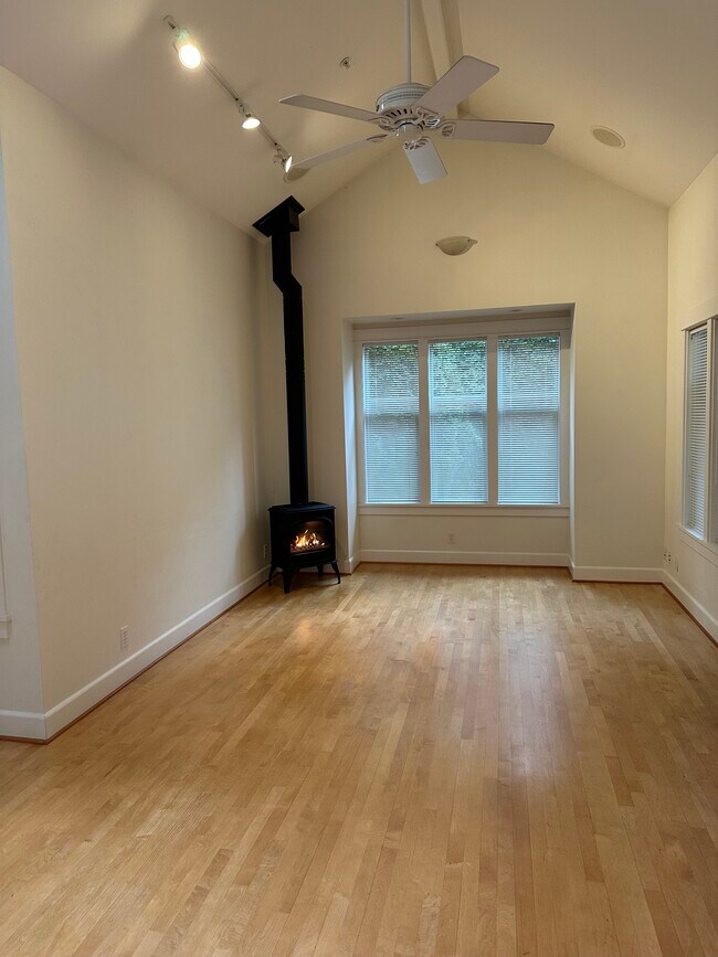 Building Photo - 315 Ericksen Ave NE