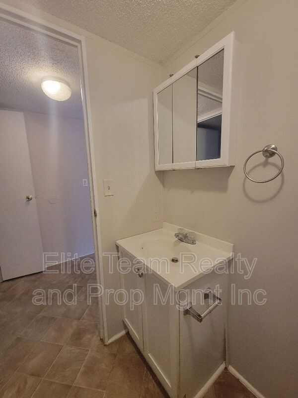 Building Photo - 2975 Cedarvale Rd