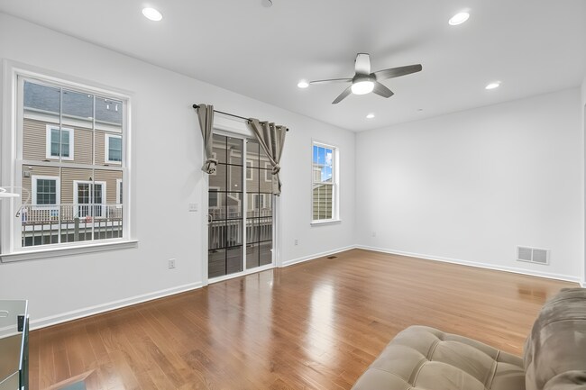 Foto del edificio - 205 Roosevelt Dr