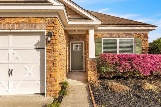 Building Photo - Completely Renovated 4 Bed/2 Bath in White...