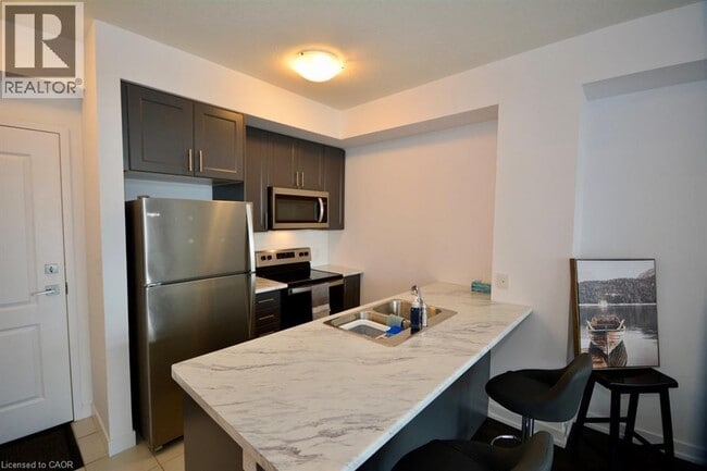 Building Photo - 450 Dundas St E