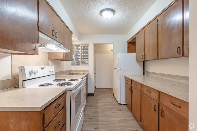 2BR, 1BA - Cocina de 950SF - Brooktree Apartments