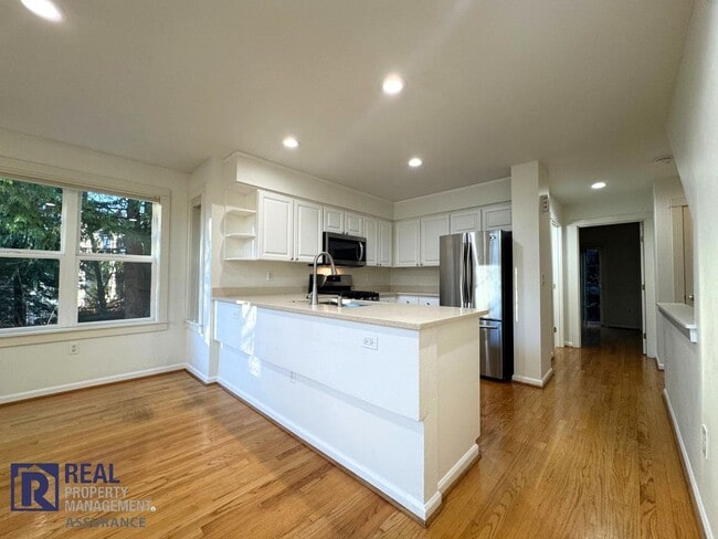 Building Photo - Charming 3BR/2BA End Unit Townhome-Now Available!!