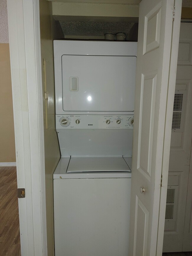 Wash/Dry In Unit! - 215 Lake Brook Cir