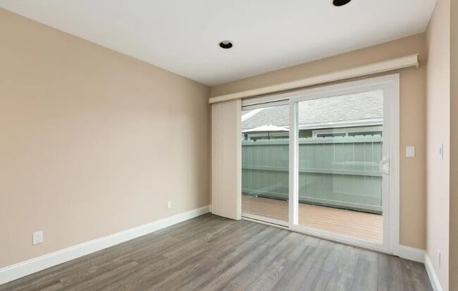 Building Photo - Spacious Carlsbad Condo Walking distance t...