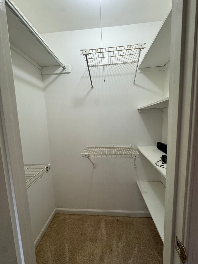 Foto del edificio - 16136 Clarence Ct