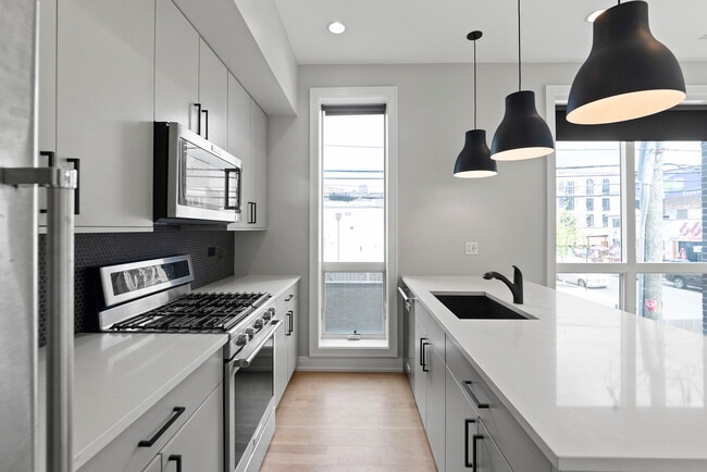 Photo - 1050 W Cornelia Ave Apartment