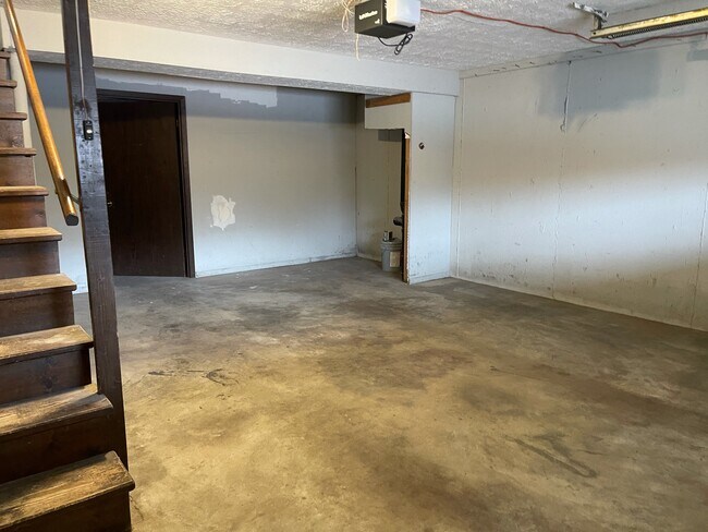Building Photo - 6 Holloway Dr