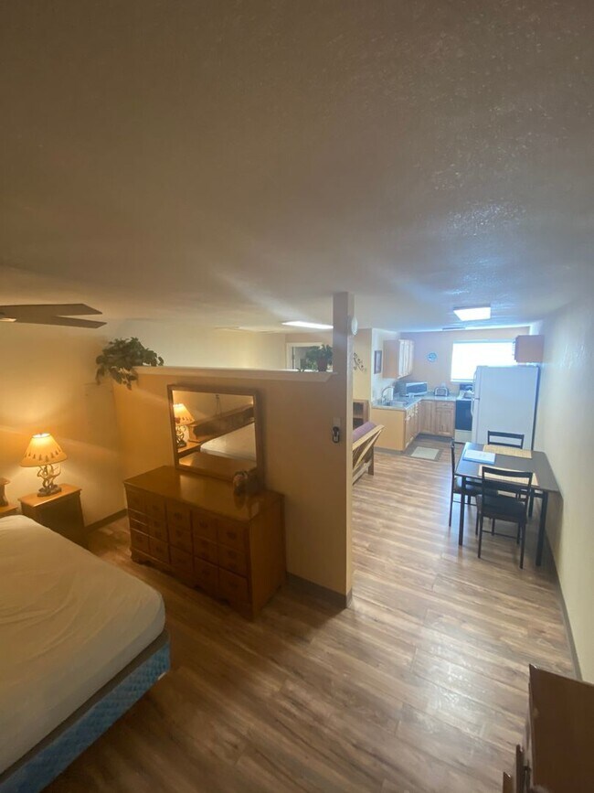 Foto del edificio - Adorable studio with large garage and work shop area