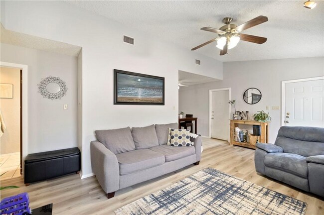 Foto del edificio - 2107 Courtney St